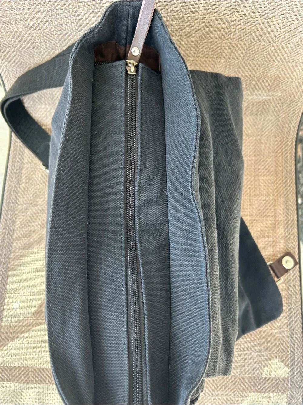 Ibagbar black canvas